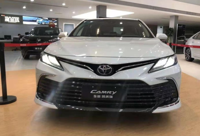 2021款丰田凯美瑞到店,2种前脸可选,17.98万起,一身"硬骨头"