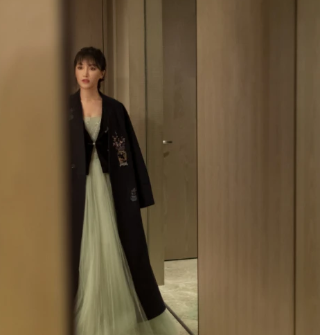 李子柒到微博之夜领奖礼服尽显东方古典美身材优越气质绝佳