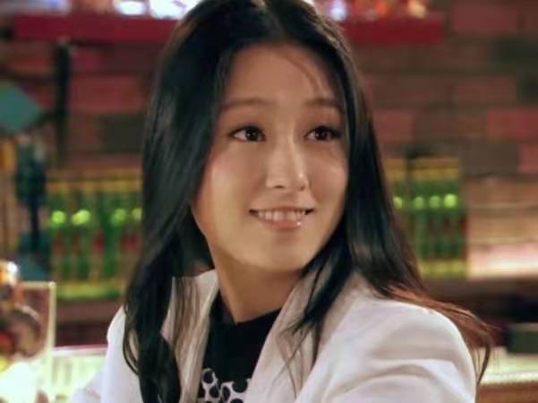 艾佳妮原来演过爱情公寓里的薇薇难怪那么眼熟