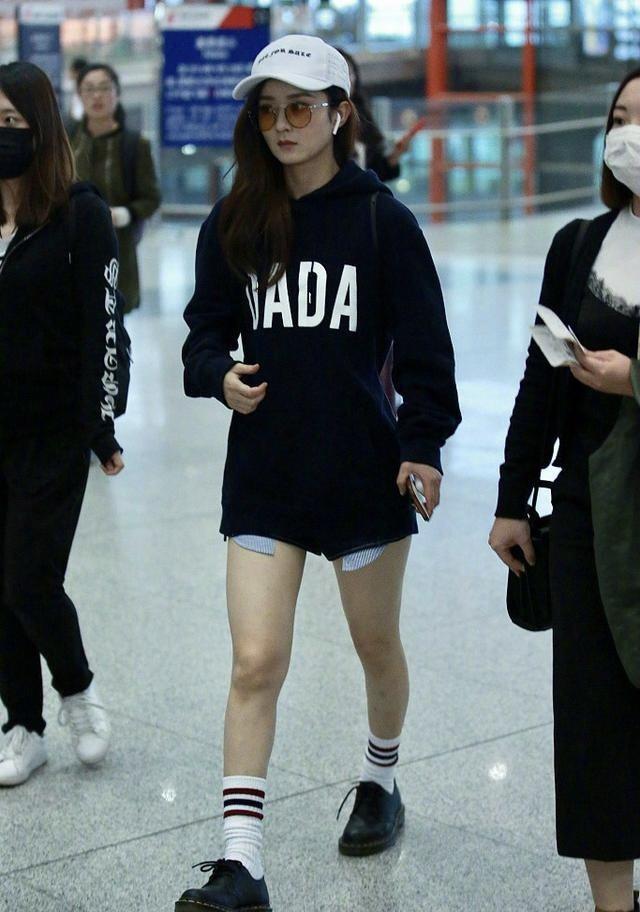 赵丽颖不愧是时尚辣妈,穿一件卫衣搭配牛仔短裤,少女感扑面而来