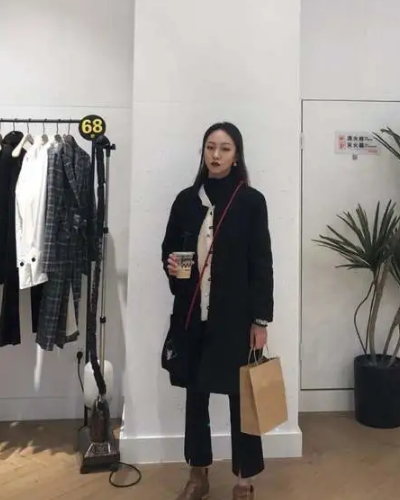 不过即便邵雨轩是一个实打实的模特,她却是一个非常率性的女生.