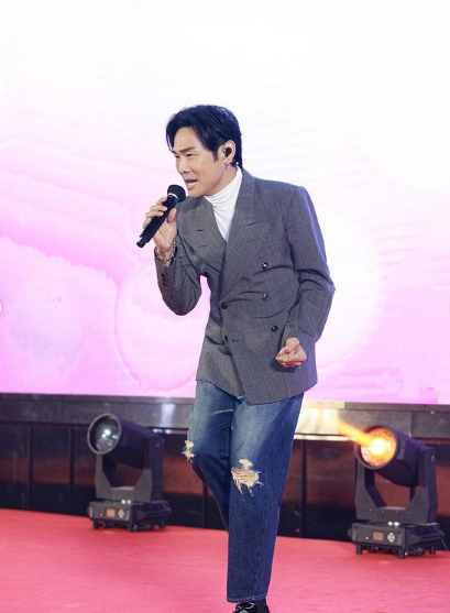 杜德伟携小24岁娇妻出游,满脸甜蜜搂其腰,59岁练一身好肌肉