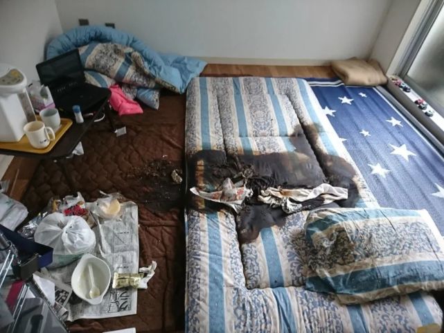 原因是尸体腐烂后,尸水渗透地板,滴到了楼下.