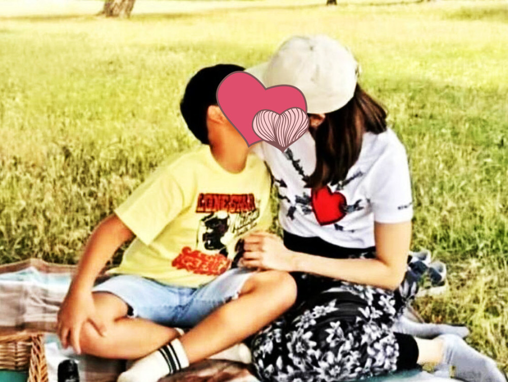 因为李嘉欣和自己儿子的相处方式,曾被很多网友们吐槽,实在是过于亲密
