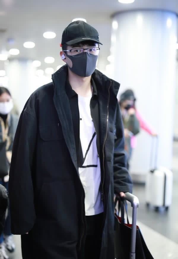 刘昊然真是太帅了穿的朴素也很酷炫颜值高穿身黑也抢镜