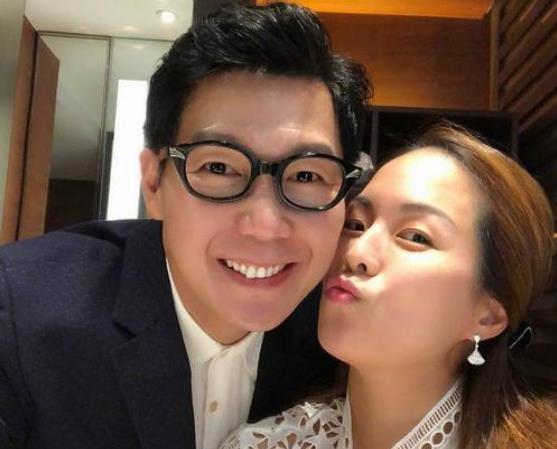 49岁品冠为娇妻庆生两人同框秀恩爱撇下孩子享受二人世界