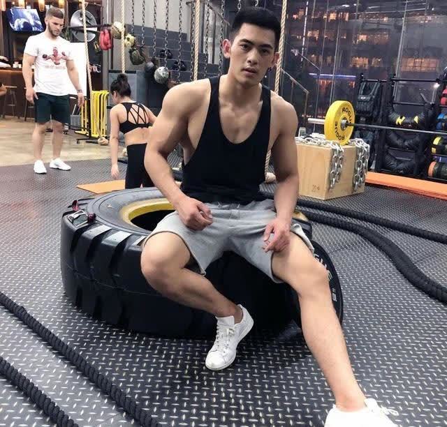 一枚健身博主,在社交平台上小哥哥凭借一身性感迷人的腱子肉圈粉无数