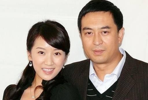 其實,張嘉譯是二婚,他曾經有過一段婚姻,第一任妻子杜珺也是圈內人