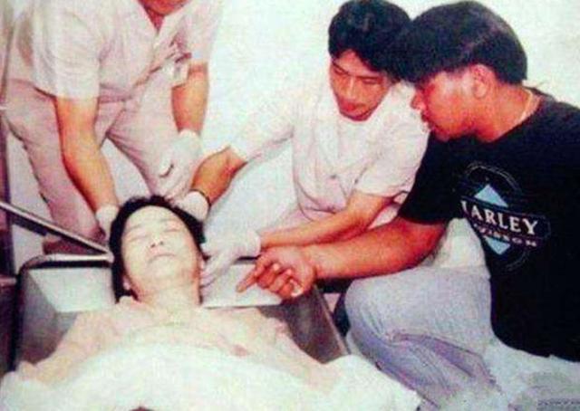 歌后邓丽君遗体照流出:和生前一样美丽,下葬时仍保持那份优雅