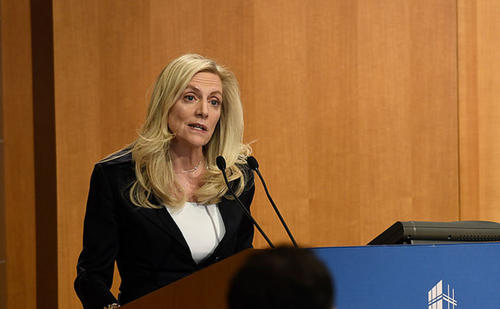 美联储理事:美联储距离缩减债券购买"还需等待一段时间"|莱尔·