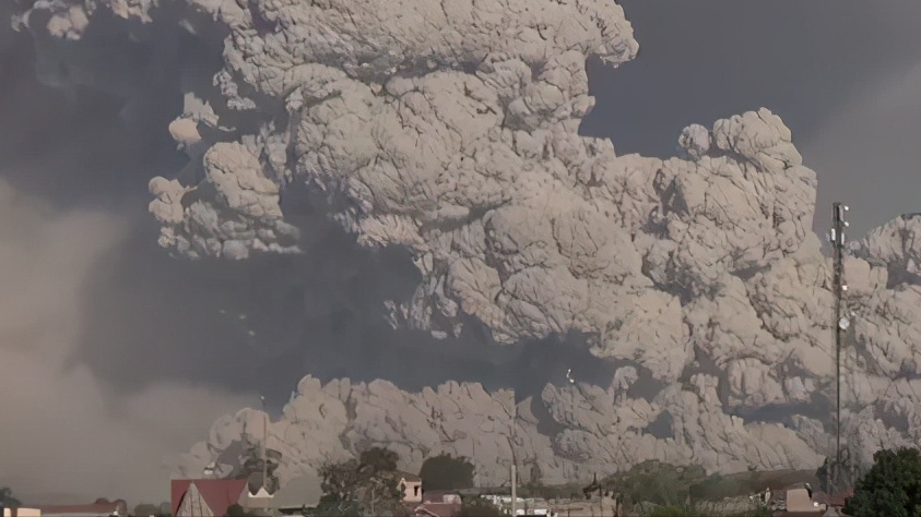 印尼錫納朋火山再次噴發,濃煙騰起5000米高