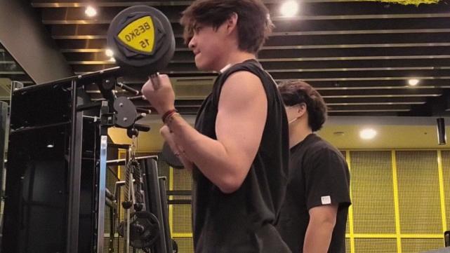 bts金泰亨罕见健身展黄金比例手臂粗壮肌肉结实奶狗变猛虎