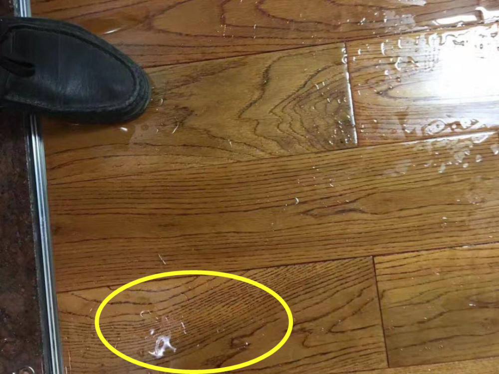 明明暖气已经停用,暖气管却突然漏水,木地板全被泡了_腾讯新闻