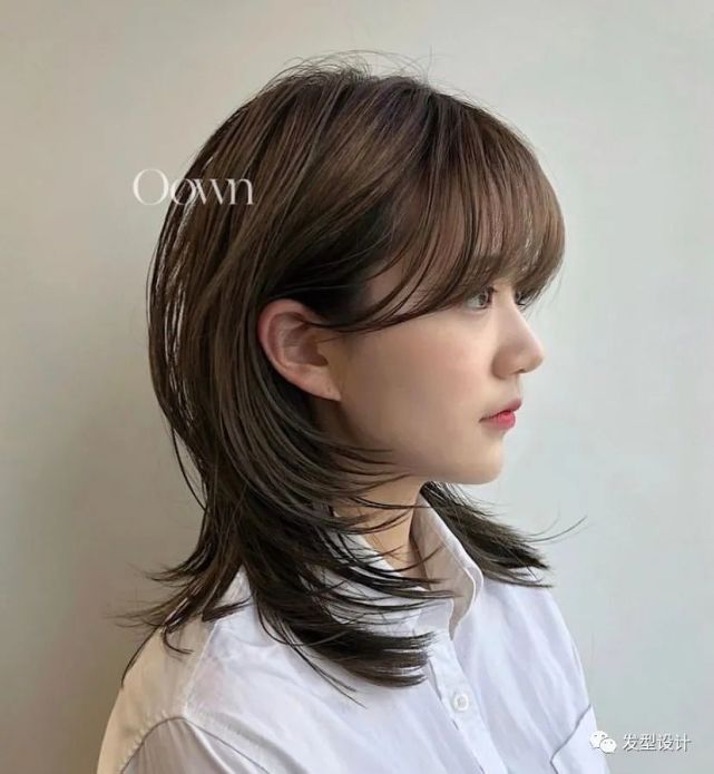 女生,这款发型长短发都适合剪,层次感很强,碎剪头因为头发剪裁层次感