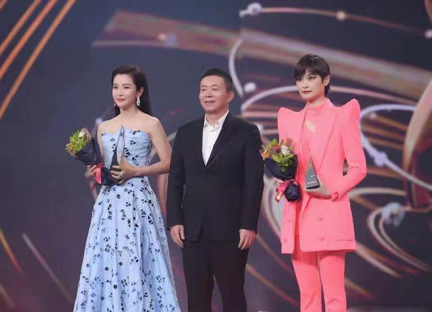 李宇春李冰冰互动好温馨互相帮对方整理造型同台领奖时尚大气