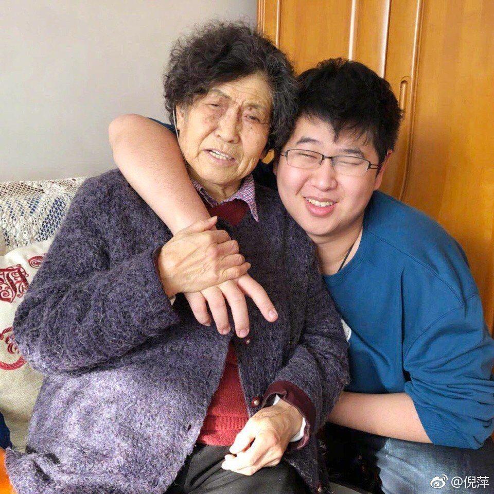 倪萍儿子近照曝光曾被骂成傻子的他如今能拿十万块给姥姥