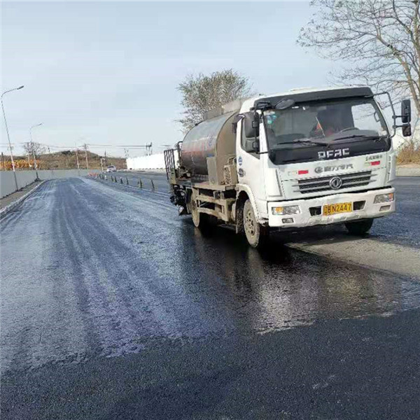 了春季公路翻新養護工作,圍繞道路翻新,探究應用新型路面微表處材料