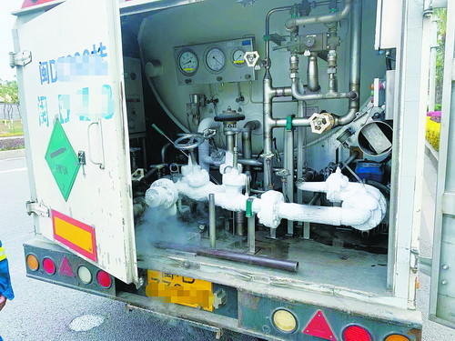 危液氮运载车边开边冒白烟高速交警狂追拦停