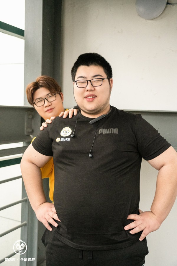 fly试穿QG夏季新队服后，美团骑手变成男团少年，绝了！