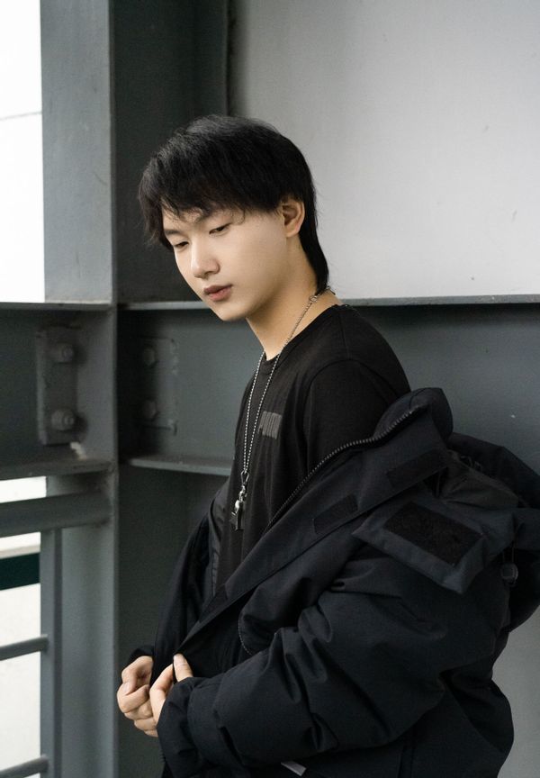 fly试穿QG夏季新队服后，美团骑手变成男团少年，绝了！