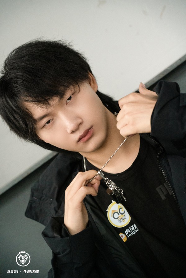 fly试穿QG夏季新队服后，美团骑手变成男团少年，绝了！