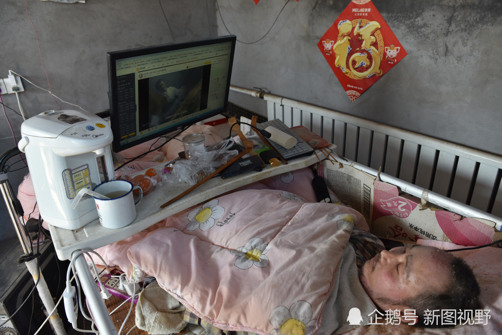 4岁丧母,18岁瘫痪,苦命男孩卧床14年,用电脑挣钱孝敬父亲