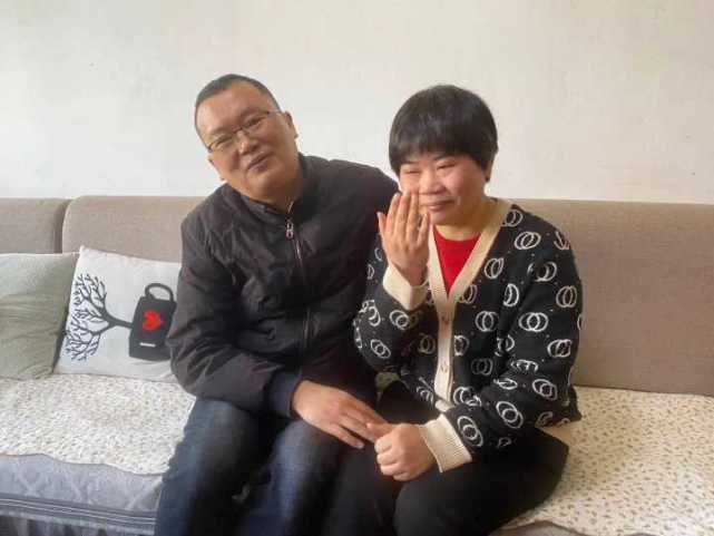 衢州女子戴头盔为78岁婆婆洗澡:背后故事催人泪下