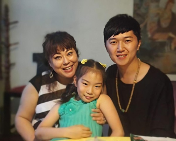 李菁菁近况曝光携家人出游打扮浮夸和小21岁老公戴情侣翡翠戒