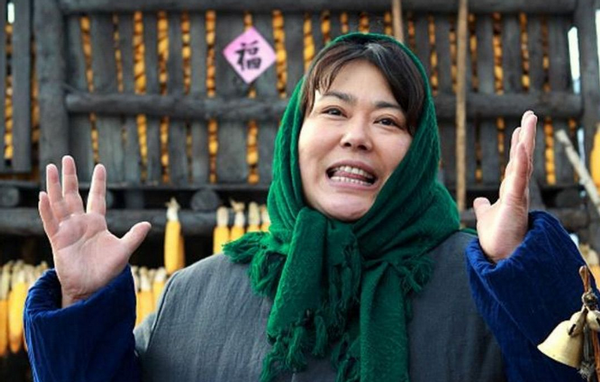 李菁菁近况曝光携家人出游打扮浮夸和小21岁老公戴情侣翡翠戒