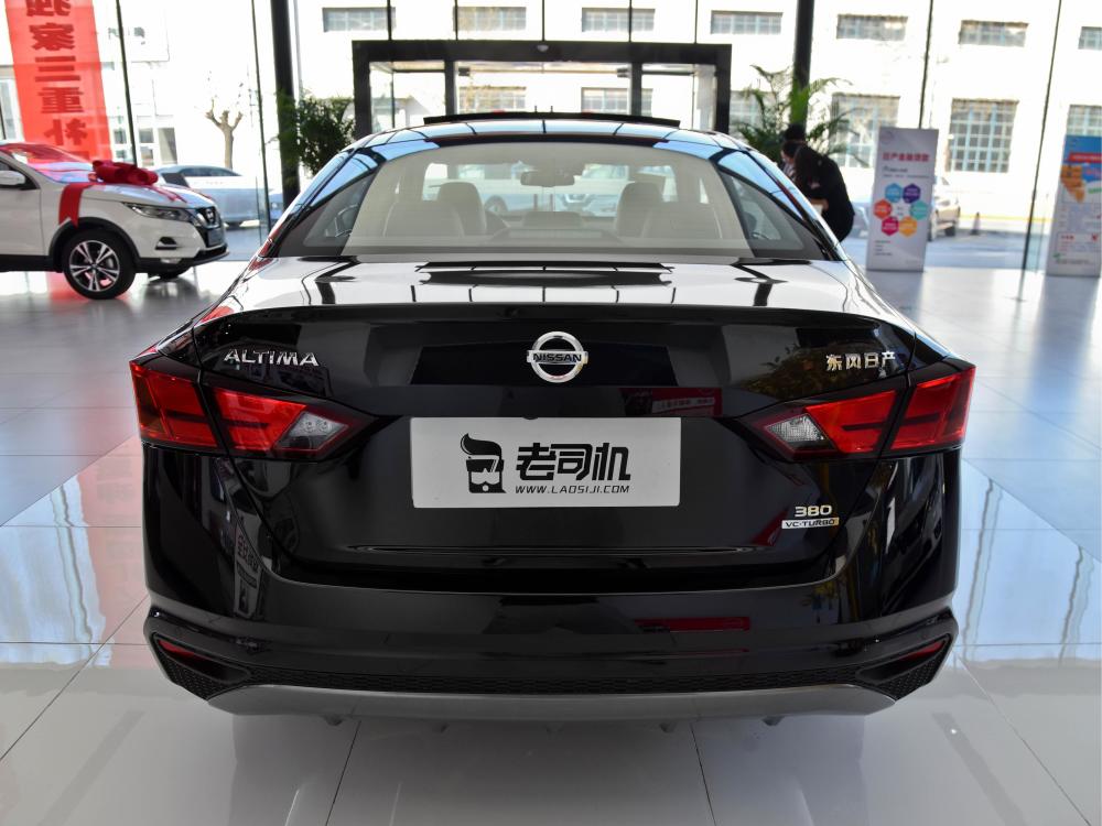 热门日系合资b级车,低价沙发座椅低油耗,带你看日产天籁