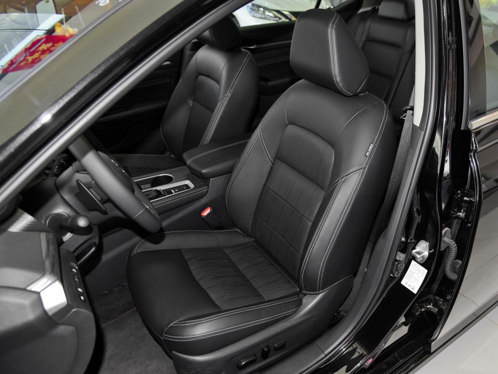 热门日系合资b级车,低价沙发座椅低油耗,带你看日产天籁