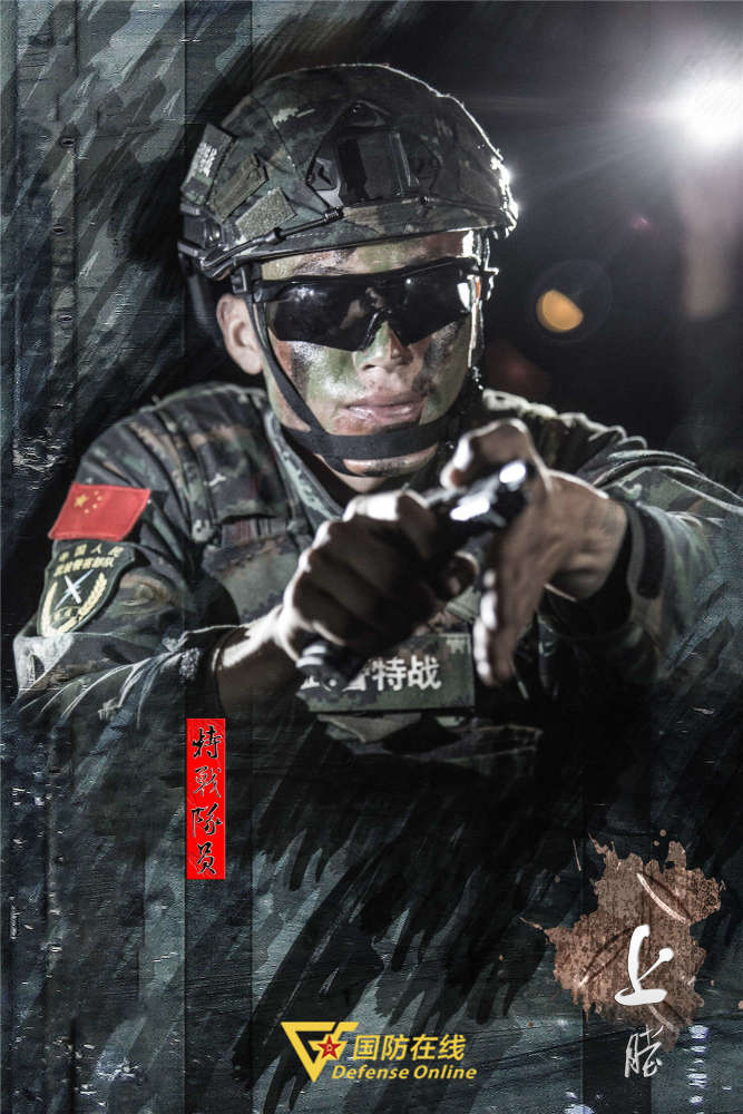 镜头特写摄影灯下特战队员的脸庞如此坚毅