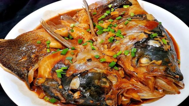 把鱼放进去,焖约20分钟至鱼熟起锅.