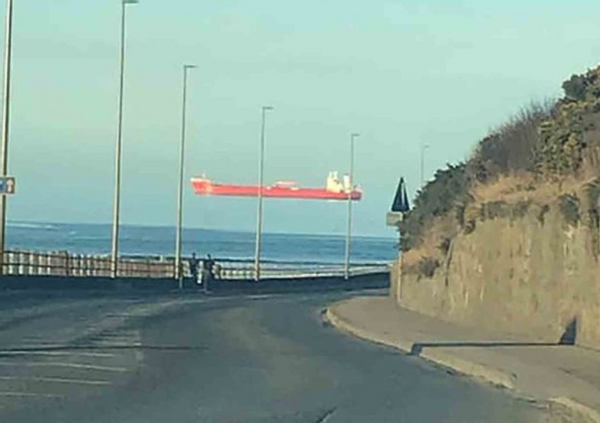 科林·麦卡勒姆|考验眼力的时候到了，英国男子拍下奇怪照片：船到底在天上还是海里