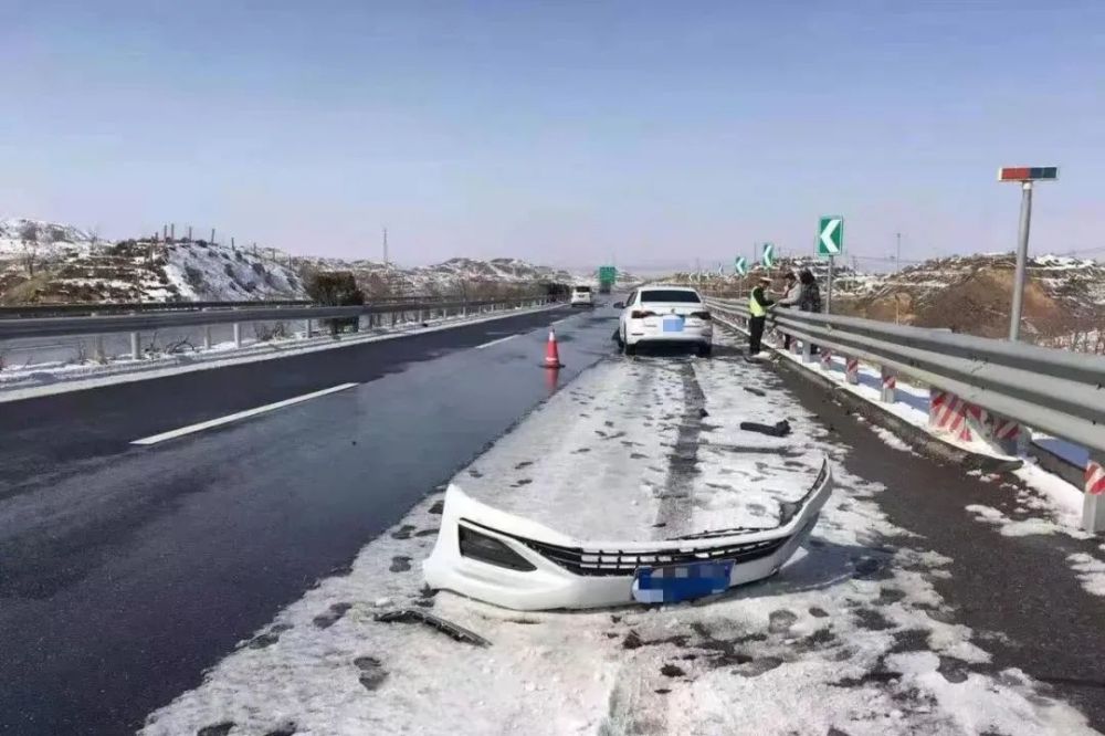 在福银高速公路由北向南方向一辆小型轿车发生交通事故,无人员伤亡,请