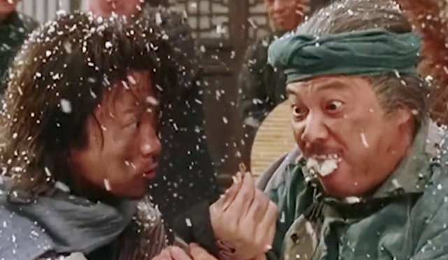 在《武状元苏乞儿》中,达叔扮演一个大官,被皇上贬成了乞丐,被人逼吃