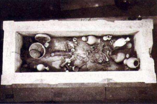 陕西挖出9岁公主墓石棺上写开棺即死考古家打开后怎样了