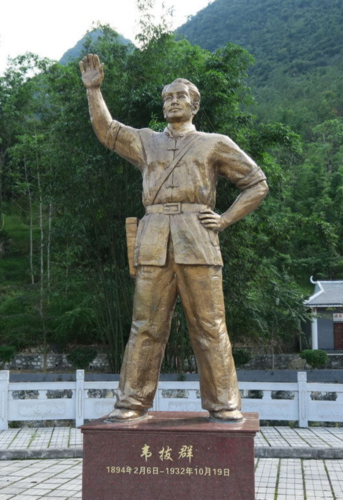 图丨张云逸为韦拔群烈士建造的雕像四年后,年近八十岁的张云逸穿着