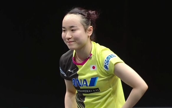 伊藤美诚怪异发球被破满脸沮丧,微笑肯定自己惊险晋级