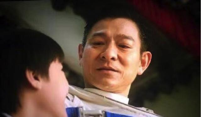 他们的父亲会一起在台上谢幕,而李想的儿子李由没有父亲的陪伴
