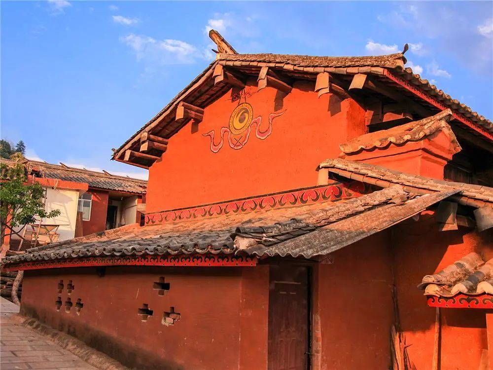 整体风貌保存基本较好,风貌古朴自然李方村传统建筑是彝族特色民居