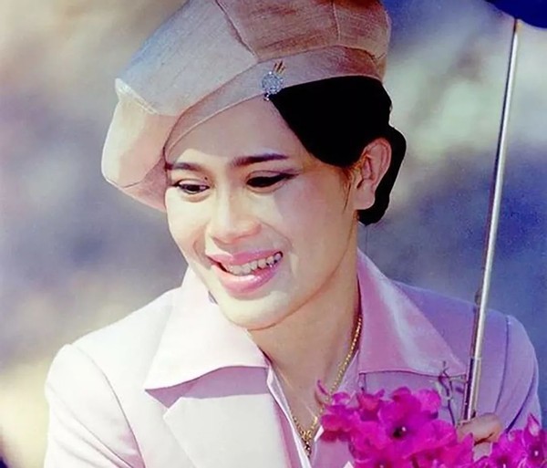 诗丽吉不但没有做好妻子的职责,照顾普密蓬,反而心怀不满.