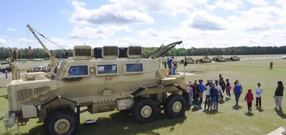 水牛裝甲車美軍對付地雷的利器缺點就是愛翻車