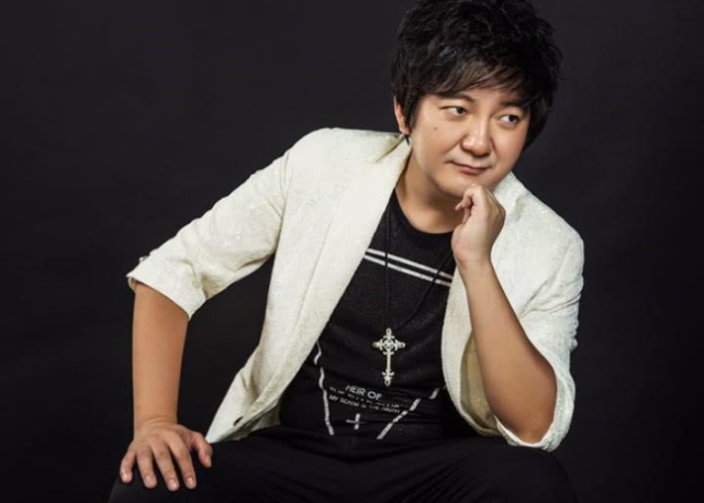 靠《老鼠爱大米》赚上亿,黄家驹墓前拍照被骂,杨臣刚如今怎样了