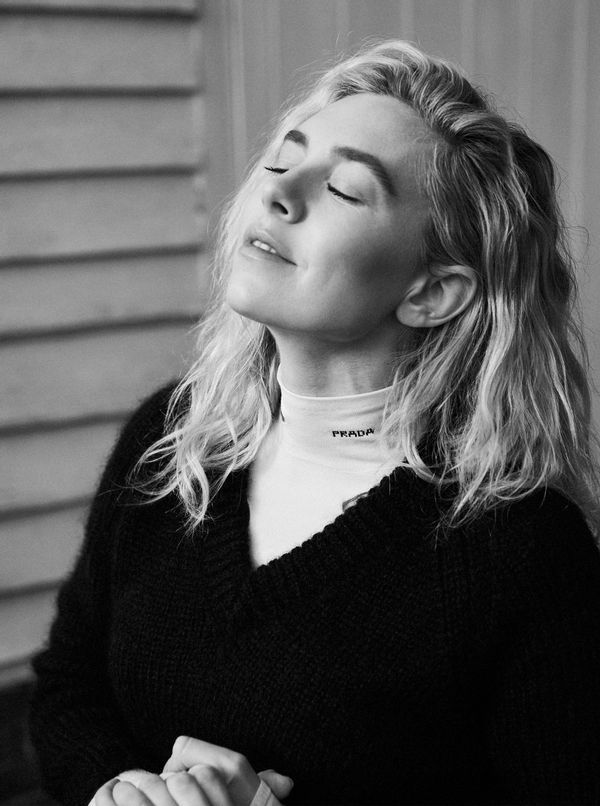 白寡妇凡妮莎黑色开叉裙秀长腿,优越天鹅颈抢镜,网友:急需输血_腾讯