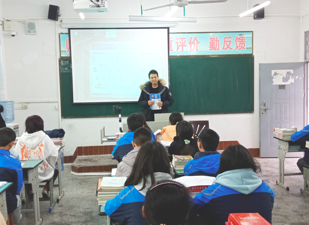 (反诈宣传小组在武隆区平桥中学宣传)宣传小组通过以案说法等生动形式