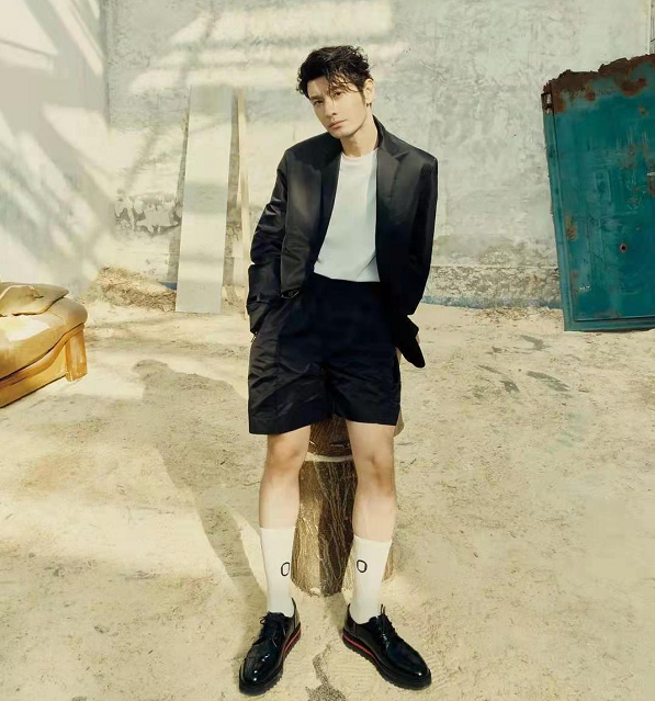 黄晓明暴瘦20斤后嫩回巅峰新大片穿短裤配白袜也不土油腻全无