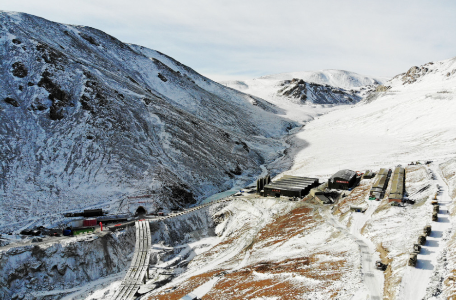 国道g213线肃祁公路甘肃肃南段海拔跨度大,景观多样,沿途风光给人很强