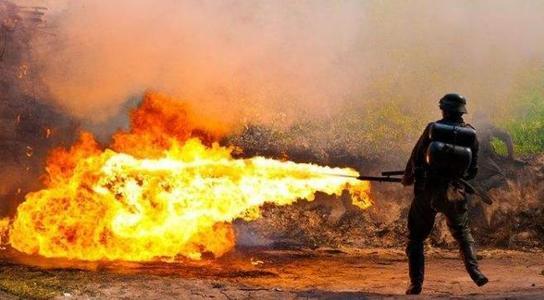 在一战乃至二战中,喷火兵一直作为一种重要兵种的存在,虽然其作用范围