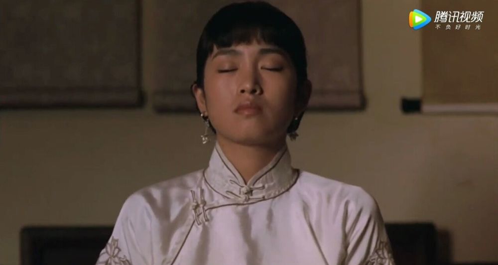 张艺谋和巩俐的经典之作，揭开了封建社会的女人被压制的情与欲_腾讯新闻